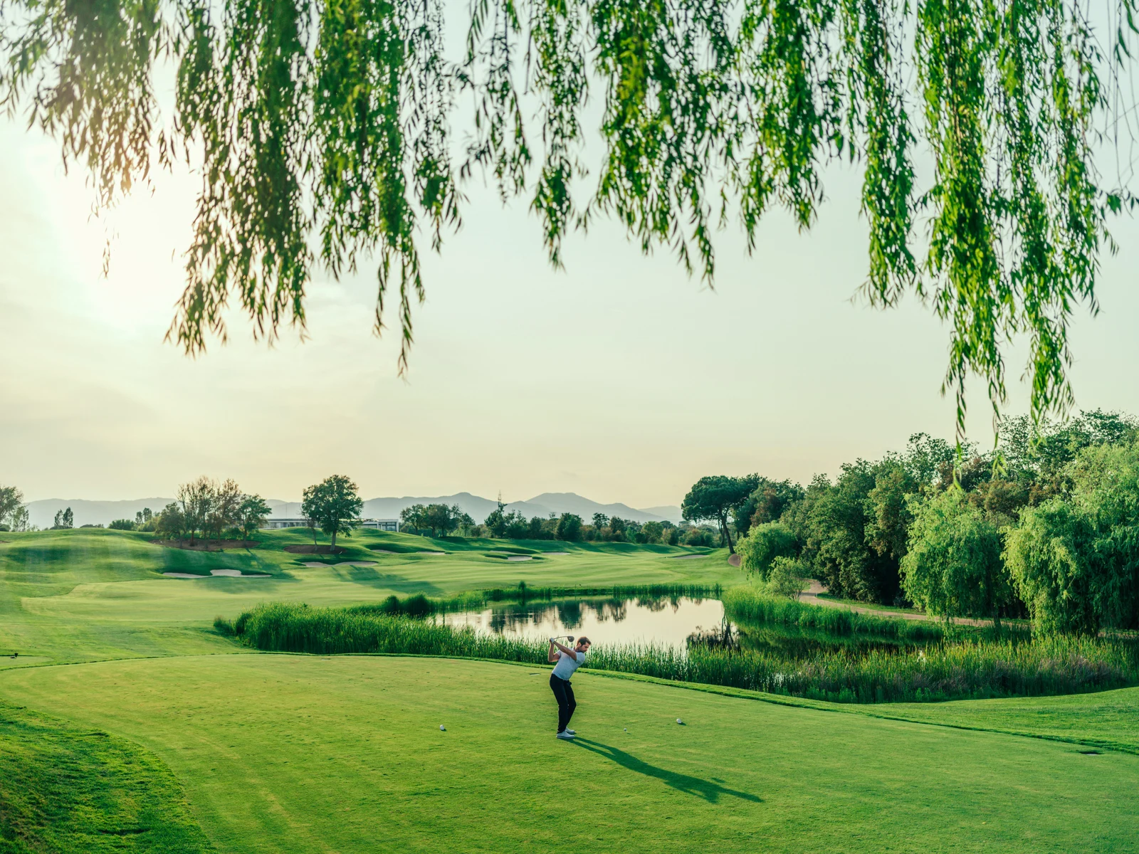 Golfista junto al lago del Tour Course de Camiral